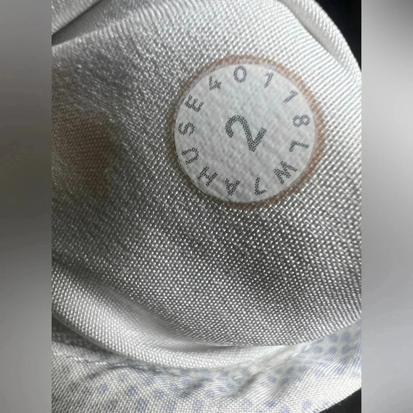 Lululemon Tracker Short V *4" Jasmine White. Size 2 - Picture 8 of 8